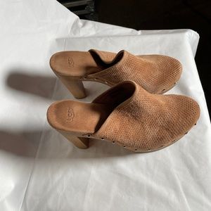 UGG: 15 Minutes Perf Clog/Mule 9